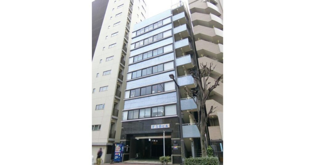 チケジャムの運営母体であるエンターテインメント株式会社が入居する、東京都渋谷区のオフィスビル(YAZAWAビル)の外観写真